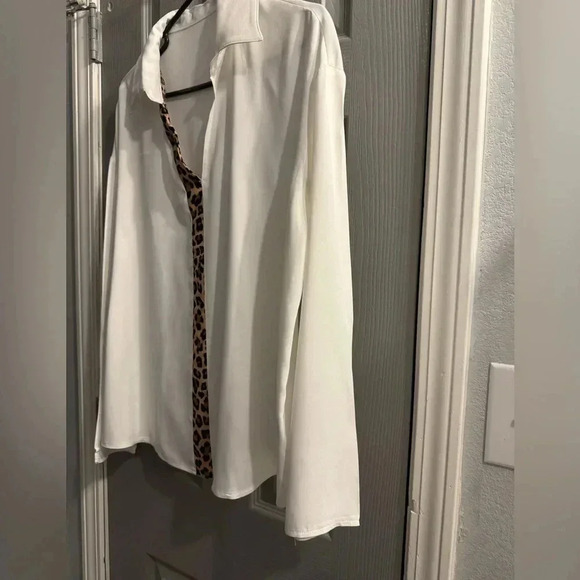 Women’s long sleeve sheer whiter collared blouse with leopard stripes in front - Picture 4 of 8